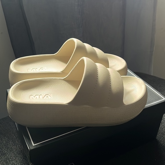 Women’s Slides - Picture 2 of 3